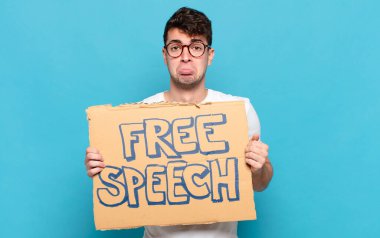 Genç adam üzgün ve mızmızlanıyor, mutsuz bir bakışla, negatif ve hayal kırıklığına uğramış bir tavırla ağlıyor.