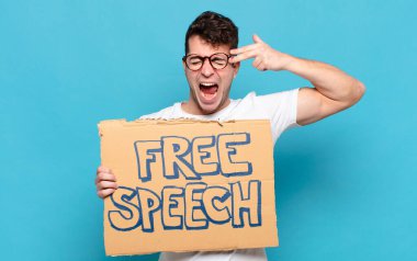 Genç adam mutsuz ve stresli görünüyor, intihar jesti elle silah işareti yapıyor, kafasını işaret ediyor.