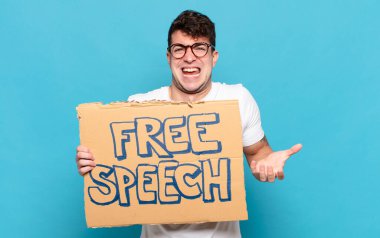 Genç adam umutsuz ve hayal kırıklığına uğramış görünüyor, stresli, mutsuz ve sinirli, bağırıyor ve çığlık atıyor.