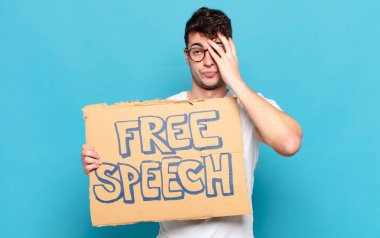 Sıkılmış, hayal kırıklığına uğramış ve uykulu hisseden genç bir adam yorucu, sıkıcı ve can sıkıcı bir görevin ardından, el ele tutuşarak