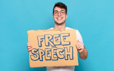 Genç adam mutlu ve hoş bir şekilde şaşırmış görünüyor. Büyülenmiş ve şok olmuş bir ifadeyle heyecanlanıyor.