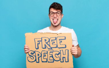 Genç adam tiksinmiş ve sinirlenmiş hissediyor, dilini dışarı çıkarıyor, iğrenç ve iğrenç bir şeyden hoşlanmıyor.