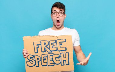 Genç adam son derece şok olmuş ve şaşırmış, endişeli ve paniklemiş hissediyor, stresli ve dehşete kapılmış bir bakışla