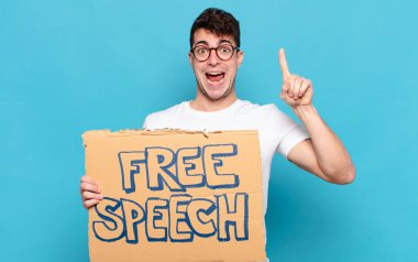 Genç adam bir fikri fark ettikten sonra mutlu ve heyecanlı bir dahi gibi hissediyor. Neşeli bir şekilde parmağını kaldırıyor.!