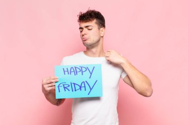 Genç adam stresli, endişeli, yorgun ve hayal kırıklığına uğramış, gömleğini çekmiş, sorunlu görünüyor.