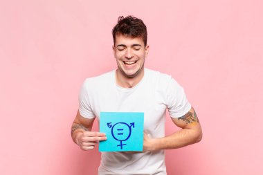 Genç adam komik bir şakaya yüksek sesle gülüyor, mutlu ve neşeli hissediyor, eğleniyor