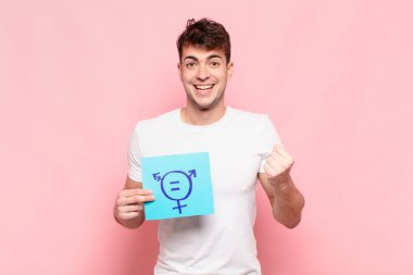 Genç adam şoke olmuş, heyecanlı ve mutlu, gülüyor ve başarıyı kutluyor,!