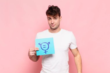 Genç adam üzgün, üzgün ya da kızgın ve olumsuz bir tavırla, anlaşmazlık içinde somurtuyor.