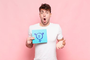 Delikanlı ağzı açık ve şaşırmış, şok olmuş ve hayretler içinde kalmış.