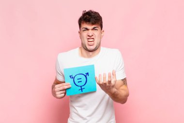 Genç adam umutsuz ve hayal kırıklığına uğramış görünüyor, stresli, mutsuz ve sinirli, bağırıyor ve çığlık atıyor.