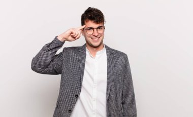 Genç adam şaşkın ve şaşkın hissediyor, deli, deli ya da aklını kaçırmış olduğunu gösteriyor.