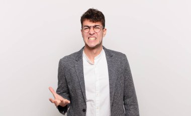 Genç adam sinirli, sinirli ve hayal kırıklığına uğramış görünüyor. Senin neyin var? 