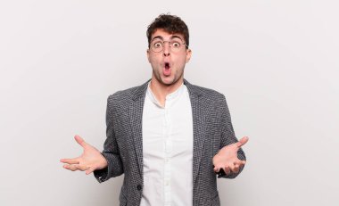 Delikanlı ağzı açık ve şaşırmış, şok olmuş ve hayretler içinde kalmış.