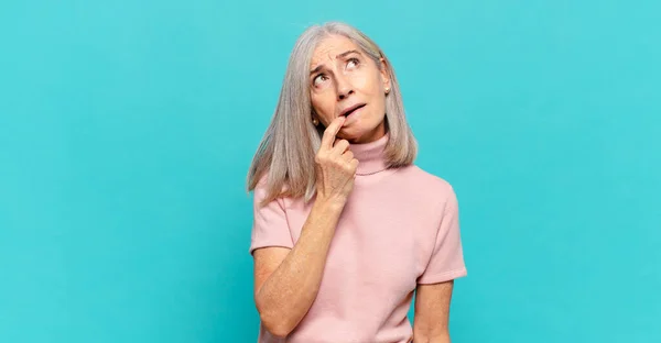 Mujer Mediana Edad Con Mirada Sorprendida Nerviosa Preocupada Asustada Mirando — Foto de Stock