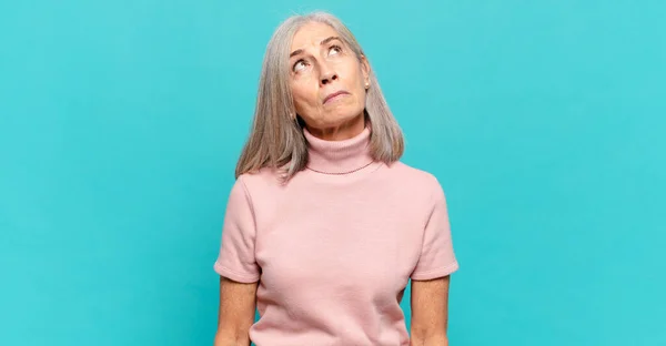 Endişeli Kafası Karışık Budala Bir Ifadeyle Orta Yaşlı Kadın Kopya — Stok fotoğraf