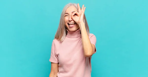 Mujer Mediana Edad Sonriendo Felizmente Con Cara Divertida Bromeando Mirando — Foto de Stock