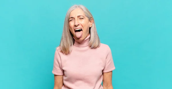 Orta Yaşlı Neşeli Kaygısız Asi Tavırlı Şakacı Dilsiz Bir Kadın — Stok fotoğraf