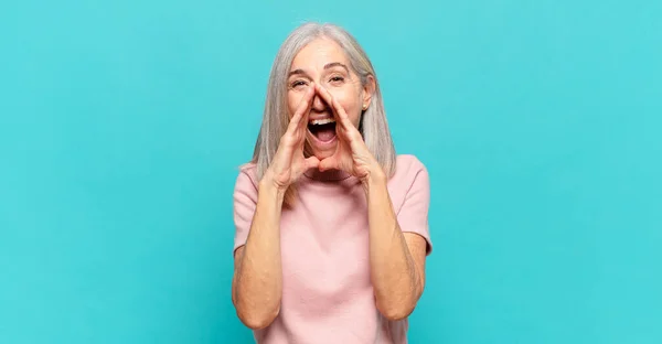 Mujer Mediana Edad Sentirse Feliz Emocionado Positivo Dando Gran Grito — Foto de Stock