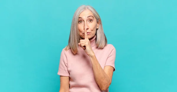 Mujer Mediana Edad Que Seria Cruza Con Dedo Presionado Los — Foto de Stock