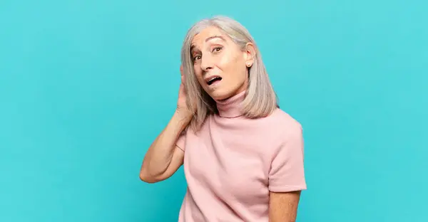 Mujer Mediana Edad Sonriendo Mirando Curiosamente Lado Tratando Escuchar Chismes — Foto de Stock