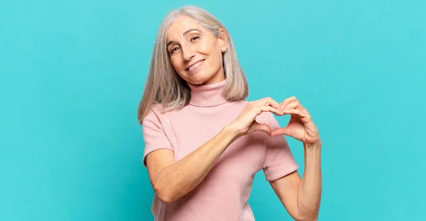Orta Yaşlı Bir Kadın Gülümsüyor Mutlu Sevimli Romantik Aşık Iki — Stok fotoğraf