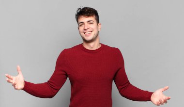 Genç adam mutlu, kibirli, gururlu ve kendinden memnun görünüyor. Kendini bir numara gibi hissediyor.