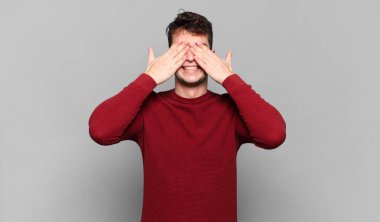 Genç adam gülümsüyor ve mutlu hissediyor, iki eliyle gözlerini kapatıyor ve inanılmaz bir sürpriz bekliyor.