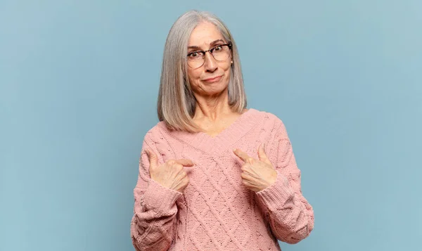 Orta Yaşlı Bir Kadın Şaşkın Tuhaf Bakışlarıyla Kendini Işaret Ediyor — Stok fotoğraf