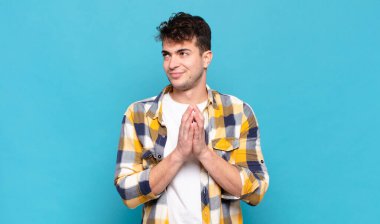 Delikanlı gururlu, haylaz ve kibirli. Şeytani bir plan yaparken ya da bir numara düşünürken.