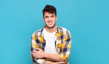 Genç adam endişeli, hasta, hasta ve mutsuz hissediyor. Ağrılı bir mide ağrısı ya da grip geçiriyor.