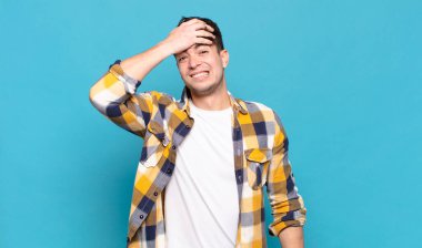 Genç bir adam unutulmuş bir süre için panikliyor, stresli hissediyor, bir pisliği ya da hatayı örtbas etmek zorunda kalıyor.