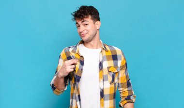 Genç adam kibirli, başarılı, pozitif ve gururlu görünüyor.