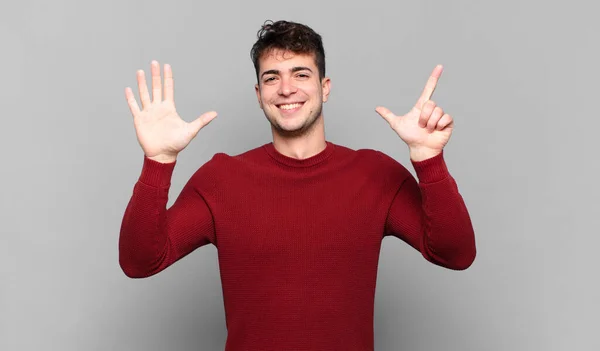 Jovem Sorrindo Olhando Amigável Mostrando Número Sete Sétimo Com Mão — Fotografia de Stock