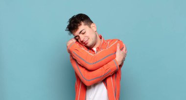 Genç adam aşık oluyor, gülümsüyor, sarılıyor ve kendine sarılıyor, bekar kalıyor, bencil ve benmerkezci oluyor.