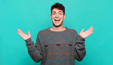 Genç adam mutlu ve heyecanlı görünüyordu. Beklenmedik bir sürprizle şoke olmuştu. İki eli yüzü açıktı.