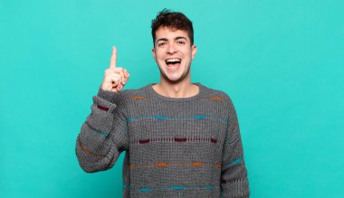 Genç adam bir fikri fark ettikten sonra mutlu ve heyecanlı bir dahi gibi hissediyor. Neşeli bir şekilde parmağını kaldırıyor.!