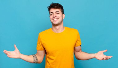 Genç adam mutlu, kibirli, gururlu ve kendinden memnun görünüyor. Kendini bir numara gibi hissediyor.