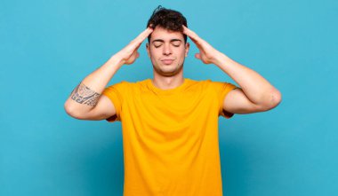 Genç adam konsantre, düşünceli ve ilham verici, beyin fırtınası yapıyor ve hayal kuruyor.