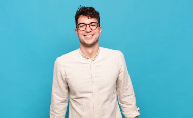 Büyük, dostane, kaygısız bir gülümsemesi olan genç adam, pozitif, rahat ve mutlu görünüyor, ürpertici.