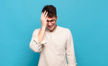 Genç adam gülüyor ve alnına şaplak atıyor. Unuttum ya da aptalca bir hataydı. 