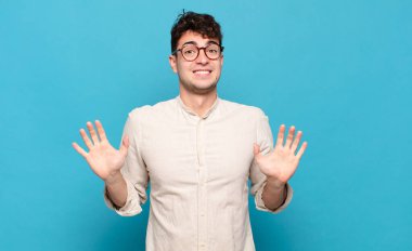 Genç adam gergin, endişeli ve endişeli görünüyor, benim hatam olmadığını yoksa benim yapmadığımı söylüyor. 