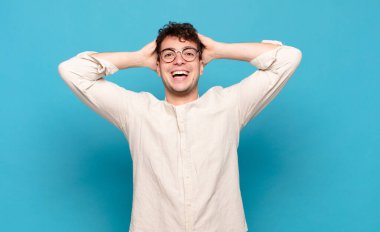 Genç adam mutlu, kaygısız, arkadaş canlısı ve rahat görünüyor. Hayattan ve başarıdan keyif alıyor, olumlu bir tavırla.