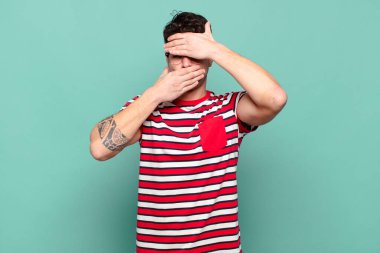 Genç adam kameraya hayır diyen iki eliyle yüzünü kapatıyor! Resimler reddediliyor ya da yasaklanıyor