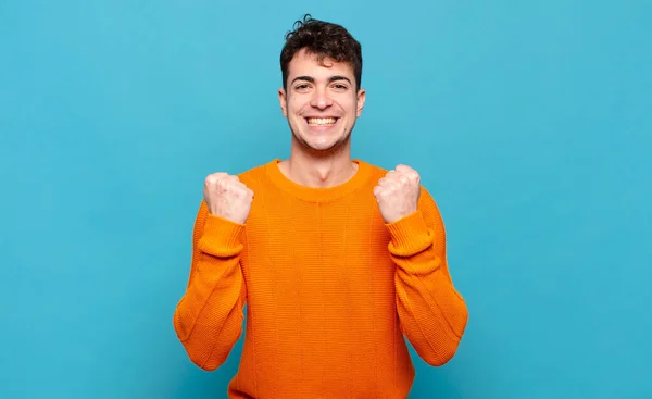 Genç Adam Muzaffer Bir Şekilde Bağırıyor Gülüyor Mutlu Heyecanlı Hissediyor — Stok fotoğraf