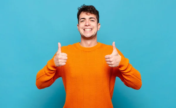 Νεαρός Άνδρας Χαμογελά Γενικές Γραμμές Χαρούμενος Θετικός Σίγουρος Και Επιτυχημένος — Φωτογραφία Αρχείου