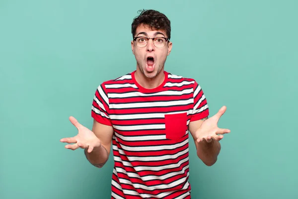 Young Man Feeling Extremely Shocked Surprised Anxious Panicking Stressed Horrified — Stock Photo, Image