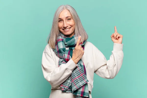 Orta Yaşlı Kadın Mutlu Bir Şekilde Gülümsüyor Her Iki Elinde — Stok fotoğraf