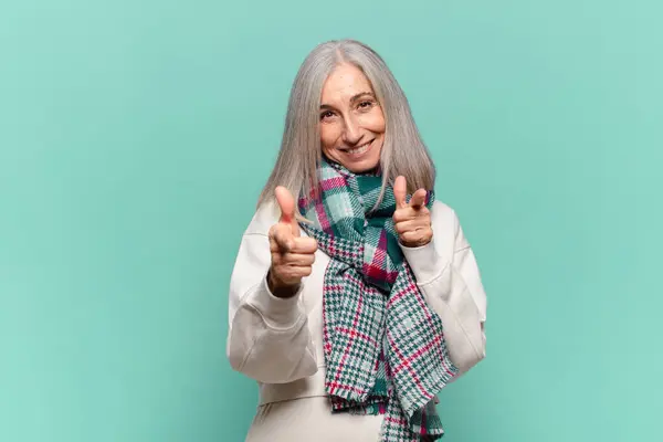 Orta Yaşlı Bir Kadın Kendini Mutlu Havalı Tatmin Olmuş Rahat — Stok fotoğraf