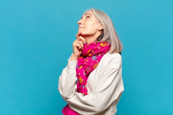 Middle Age Woman Feeling Thoughtful Wondering Imagining Ideas Daydreaming Looking — Stock Photo, Image