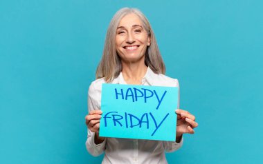 'Mutlu Cuma' tabelası olan orta yaşlı kadın.